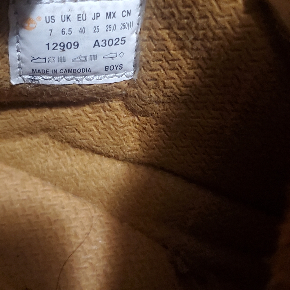 Timberland tan classic boots size 7 for boy, 8.5 for woman - Picture 4 of 10